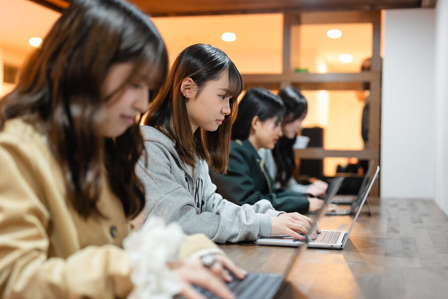 生徒がノートPCでAO-LABOに取り組む様子