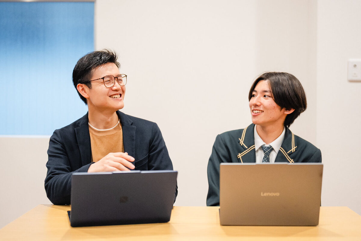 先生と生徒が並んで対話する様子