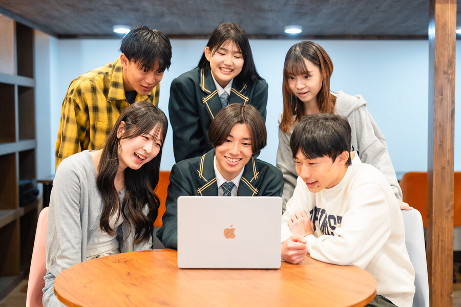 生徒が集中してノートPCで作業する様子